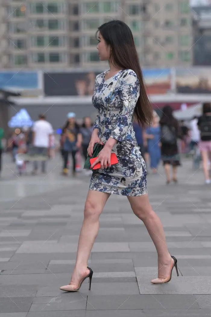 深蓝印花长袖连衣裙搭高跟鞋，显瘦显气质，更加的优雅气派