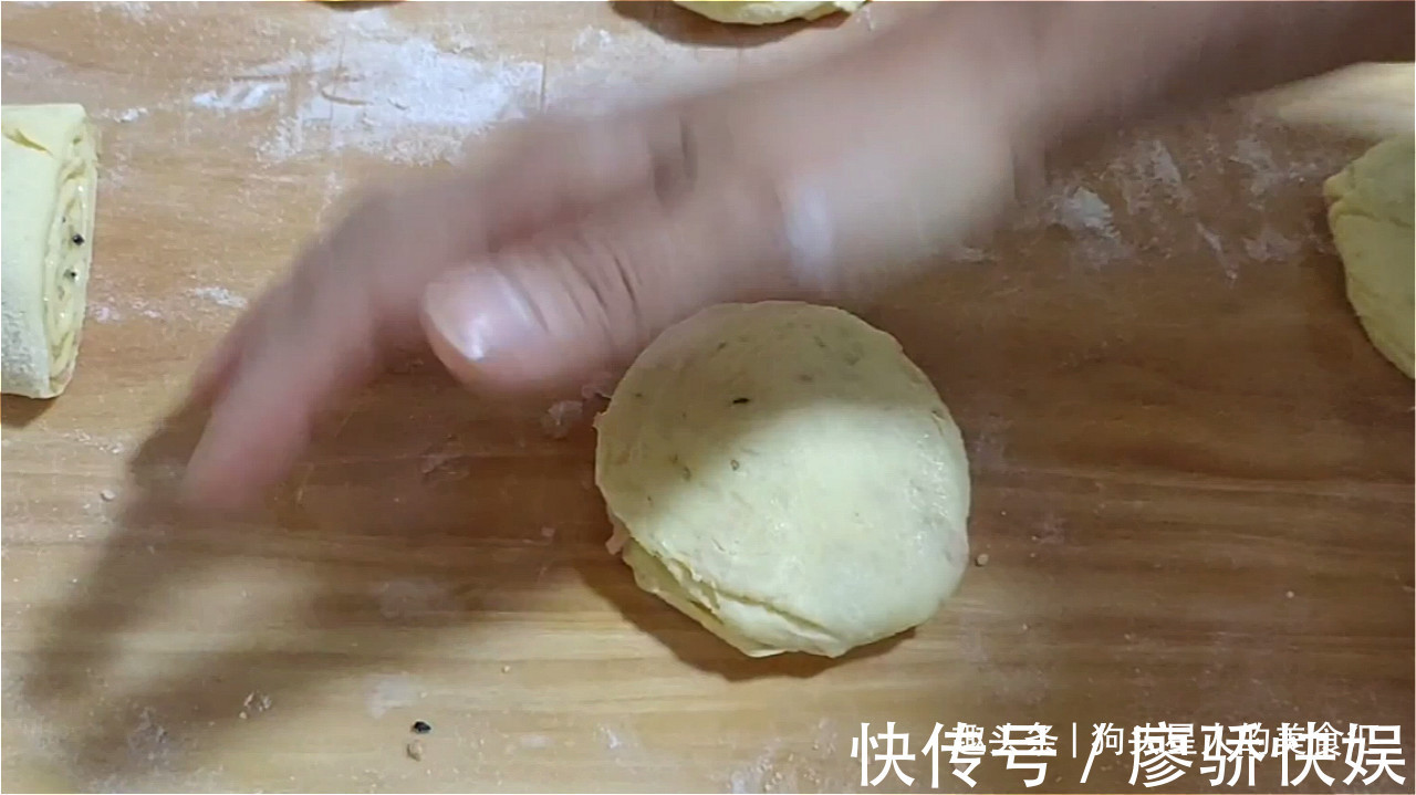 油酥|玉米面油酥饼做法,加多一种材料,口感丰富,吃着蓬松柔软,真香