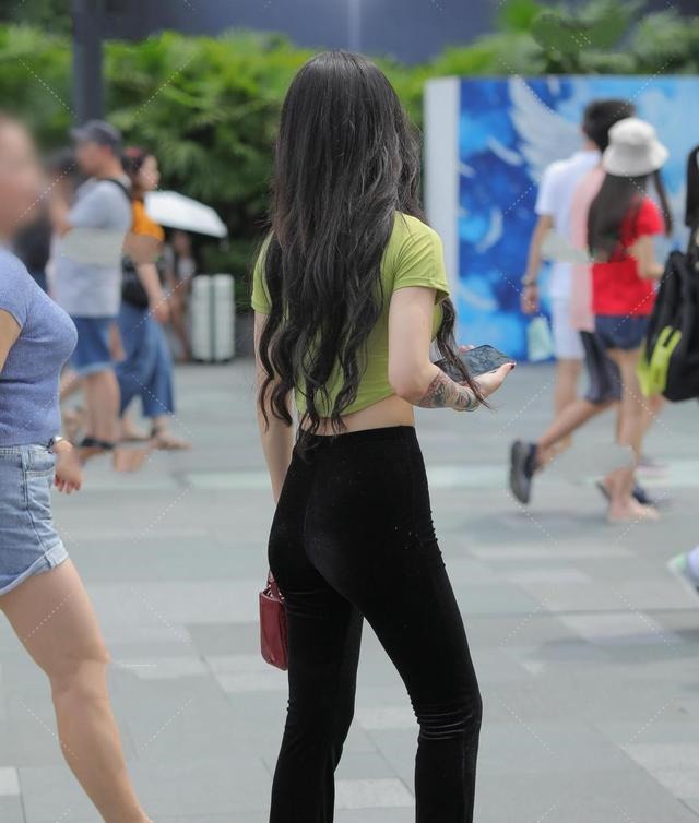 衣服 荧光绿色材质的短袖t恤,炫目迷人,搭配配饰更加精致!