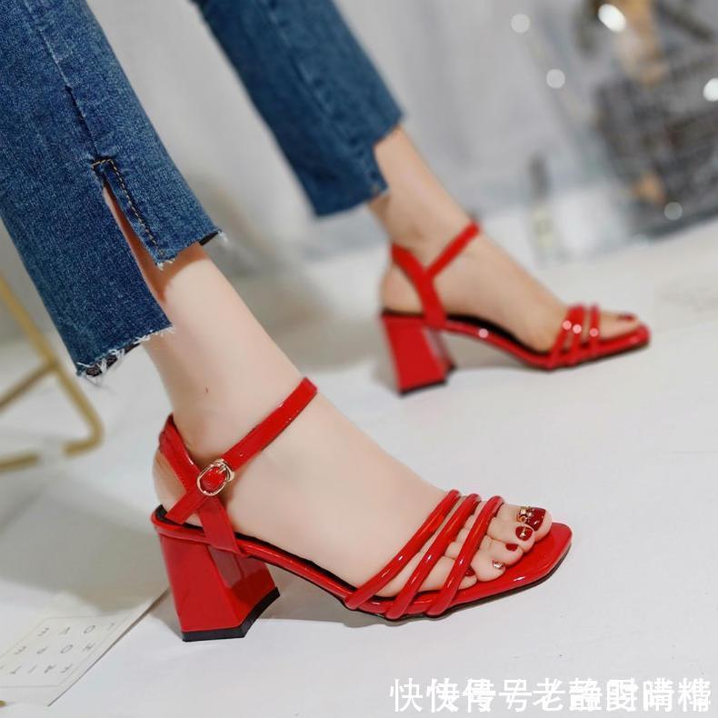 优雅的粗高跟设计,高跟鞋五花八门,散发女人的成熟魅力