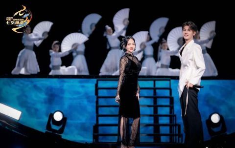 劉雨昕|央視七夕晚會：鳳凰傳奇舞臺驚艷，周深唱腔絕了，王冰冰展現(xiàn)出成熟美