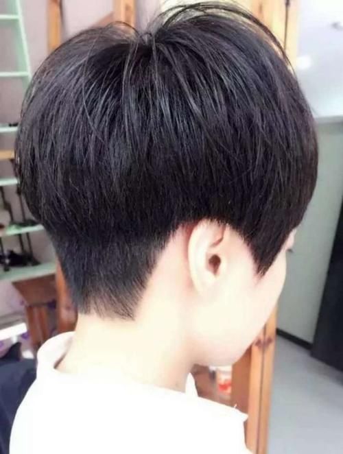 脸大脖子短，适合什么发型？