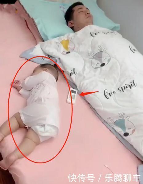 同款|爸爸带孩子睡午觉,一旁的宝宝睡觉姿势,网友笑称同款爸爸