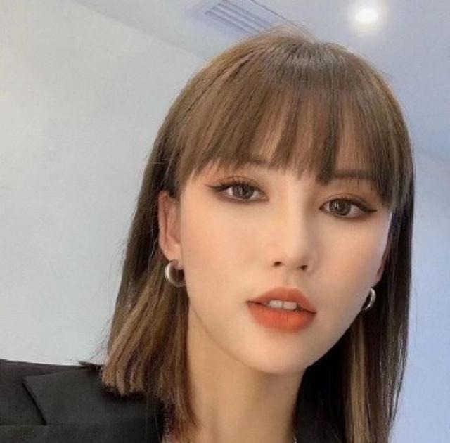 发型 别被发型毁了造型,看起来充满了“大妈感”,换发型推荐这几种