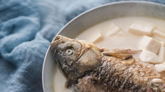 鲫鱼豆腐汤|小寒了,老一辈人都知道,这5种宝贝要多吃,驱寒暖胃,补养一冬