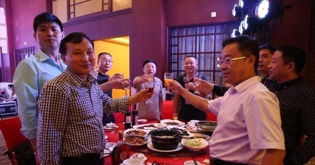 敲打|酒桌上领导让你“去催菜”,别说“好的”,不懂3个暗语被敲打