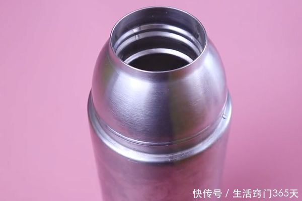 保温杯太深不好清洗?教你一招,不用一滴洗涤剂,茶垢污渍全洗净