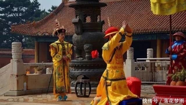 遮住|康熙拜孔子墓不愿下跪,大臣用手遮住墓碑上的一字,康熙立刻跪下