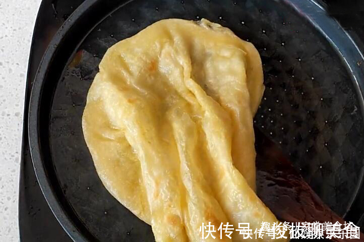 油饼|女儿最爱吃的油饼，40秒出锅，柔软筋道，比披萨好吃，早餐必备