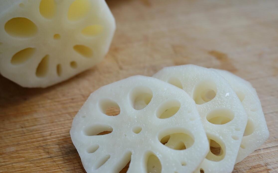 做凉拌藕片,为啥一焯水就变黑?大厨给你支两招,藕片洁白又脆嫩