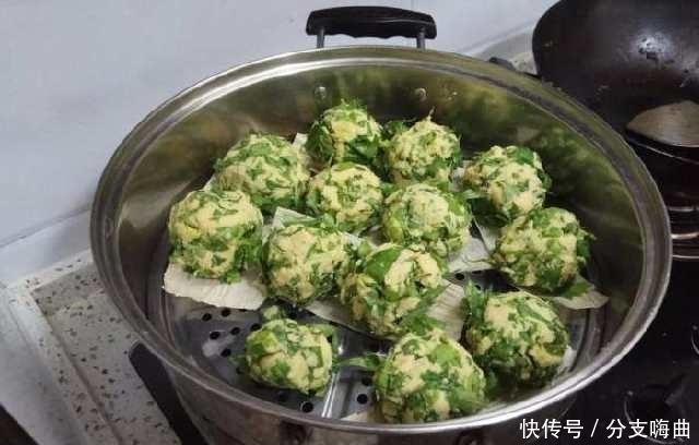 搅拌均匀|大家看今天分享的菜饼子是不是很诱人?能猜出来是哪种菜做的吗?