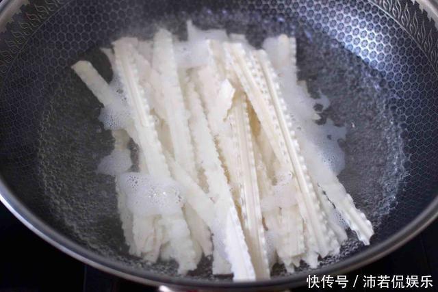 打卤面|天越热越要吃热面,黄瓜肉丁打卤面,越吃越爽,吃完一身爽