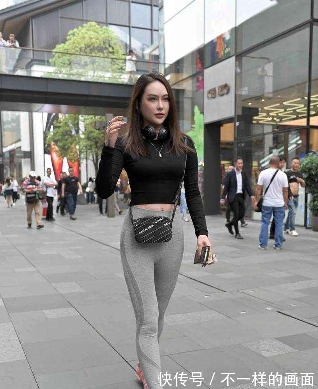 秋冬|灰色打底裤搭配黑色上衣，减龄显瘦，短款更显苗条