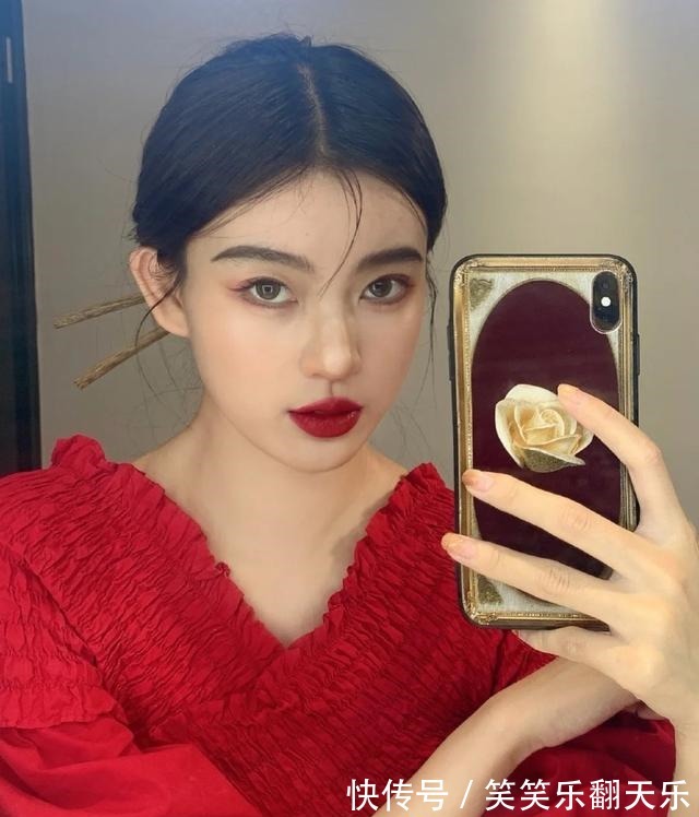 盘发 别再披头散发了!这4款发型又美又显脸小!别再披头散发了!这4款发型又美又显脸小!