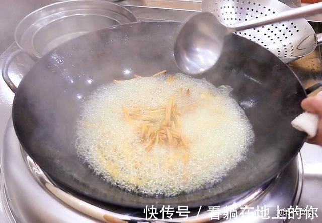 肉片|黄花菜炒肉最忌讳直接下锅炒,多做这两步,口感脆嫩劲道又不苦涩