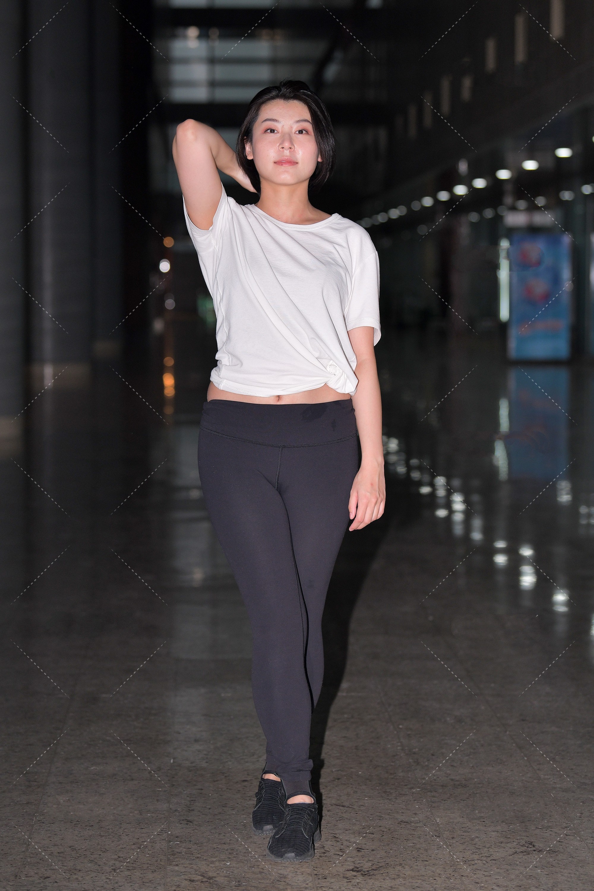 白与黑|白色短袖搭配小黑裤，简单精致，经典不过时