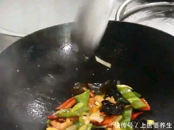  腐竹这样做实在美味口感劲道，柔软爽滑，比肉还好吃，非常简单