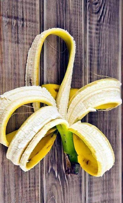 香蕉皮用来养花,具体方法是这样的,一起学一学