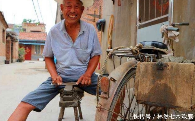 老人捡到一古董宝剑,鉴定完劝其上交,他却磨成菜刀专家心痛不已