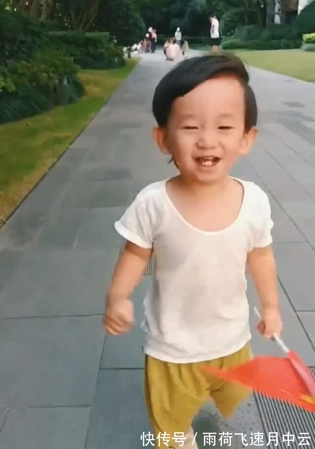 hoho|爱国先锋！陈小春1岁半小儿子正面照曝光，手执国旗开心挥舞狂奔