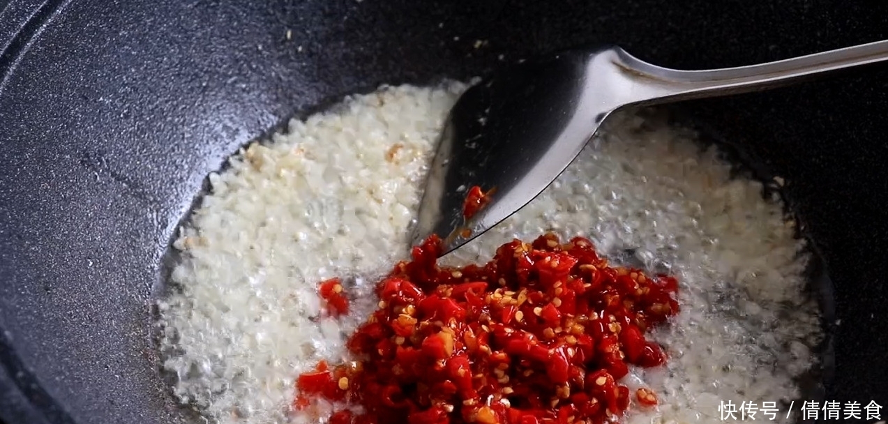 金针菇最好吃的做法，香辣过瘾，好吃又下饭