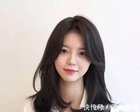 脸型|让你时尚气质倍增的发型，这样的女生中长发型你会中意哪款呢！