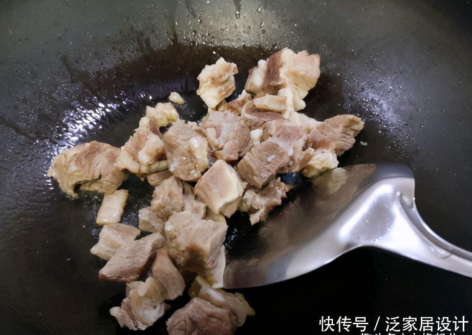  山药和牛肉是天生一对，上锅炖一炖，暖身养胃驱寒保暖，冷天多吃