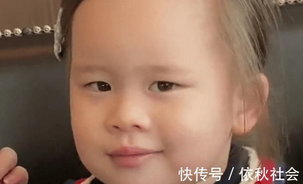 化妆品|“最臭美宝宝”撅着嘴隔空涂口红,网友乐了:这怕是涂了个寂寞?