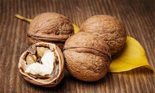 核桃|“天然安眠药”找到了，每天吃一些，改善失眠，晚上睡得香