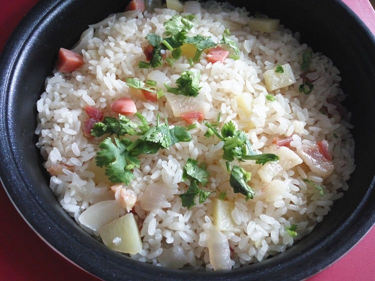 电饭锅也能做出来美味的腊肉饭，鲜香美味，有菜有肉
