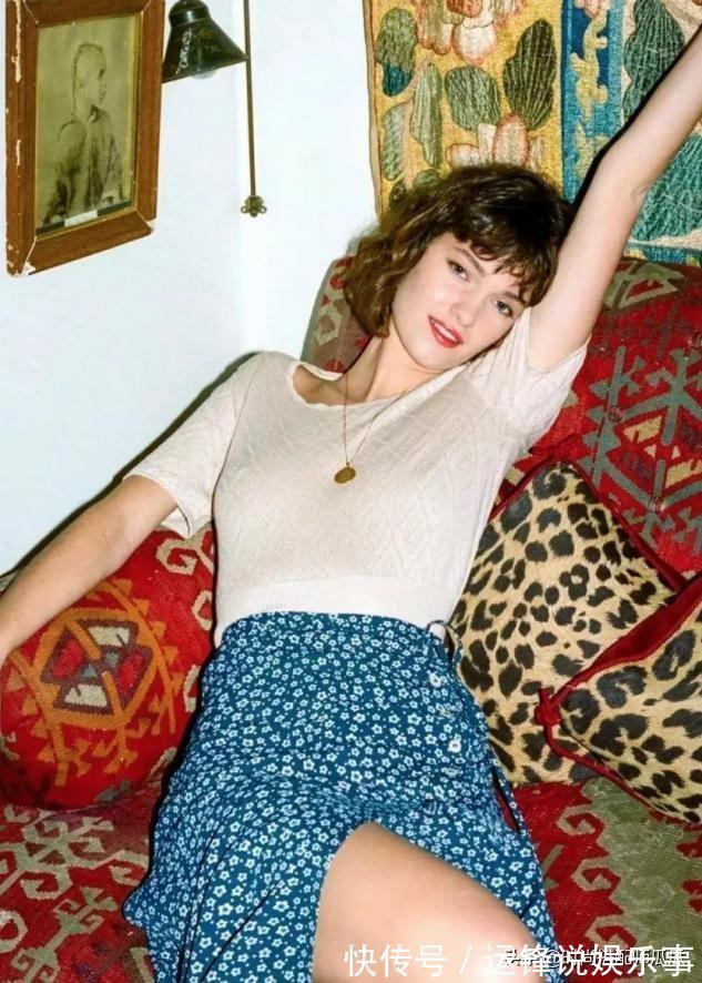 碎花裙 T恤下面最好不要穿裤子,今年流行这样穿,时髦显高很适合小个子