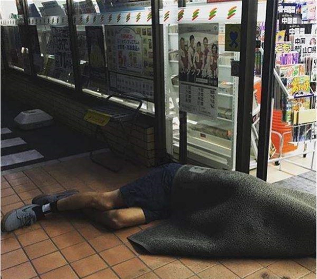 |既心酸又搞笑,网友分享的东京街头宿醉照片一览