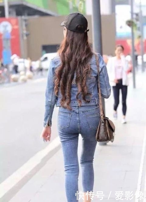 街拍美女:小姐姐发型是螺旋卷发,集一身牛仔走路带风!