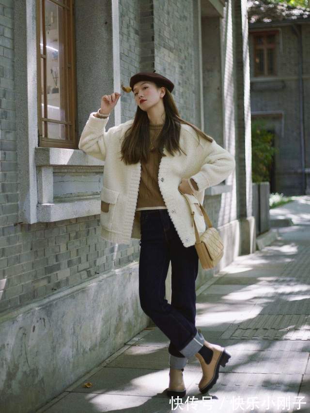 衬衫 秋冬怎么搭出层次感?马甲叠穿衬衫搭配五分短裤,简约又时尚