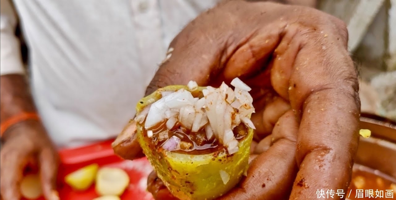 街头|印度街头卖土豆,土豆皮里灌咖喱,看完你敢吃吗?