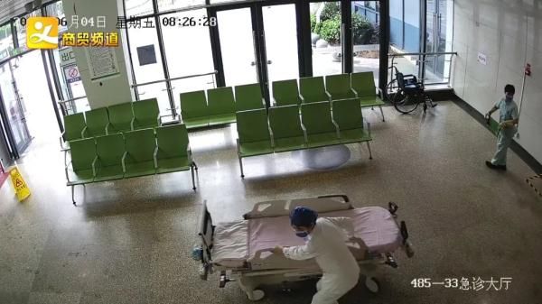 急诊科|“孩子生裤腿里了!”产妇医院门口站着生产,急诊科护士雨中接生