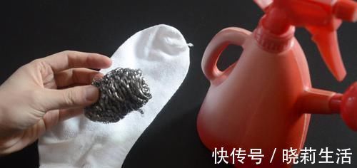 擦玻璃别用水了，教你用一秘招，擦完的玻璃光亮如新，方法太棒了