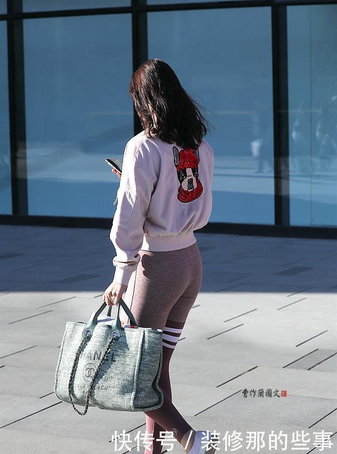 冬末春初,打底裤的用场很大,美女搭配打底裤有技巧、有心得