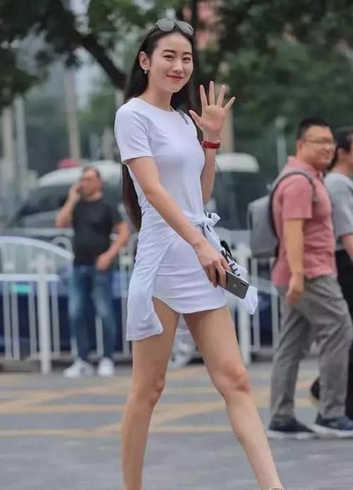  美丽|街拍小姐姐一款白色的半袖短款连衣裙，服饰修身美丽，大方得体