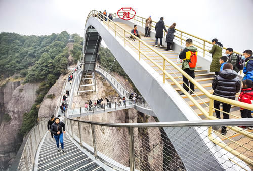 老年|浙江有个老牌景区，架在悬崖间的桥造型都很“奇怪”，变成新网红