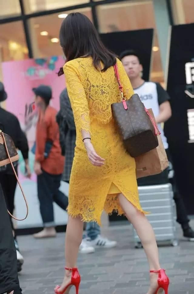 迷人|街拍美女小姐姐迷人的裙子精致帅气,美丽的身材,很淑女的风格