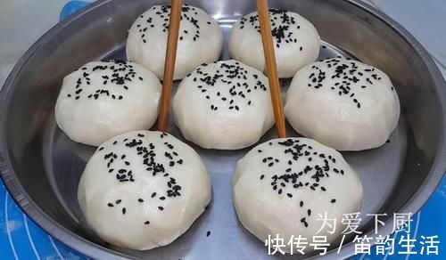 在家面粉别炸油条了，开水一烫，比蛋糕烧饼还香，真的非常美味