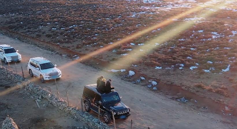 《恰好是少年》开播,川藏风景好美,王俊凯高原反应不忘自拍