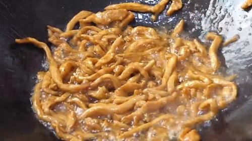 饭店的青椒肉丝好吃有技巧，很多人都不知道，大厨教你正确的做法