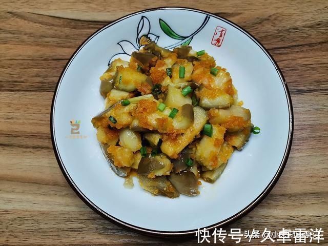 蒸茄子时，万万不可直接蒸，多加一步，茄子雪白不黑，鲜嫩有食欲