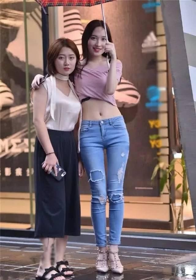 街拍美女小姐姐紧身牛仔裤尽显凹凸身材,回媚一笑却迷倒一大片