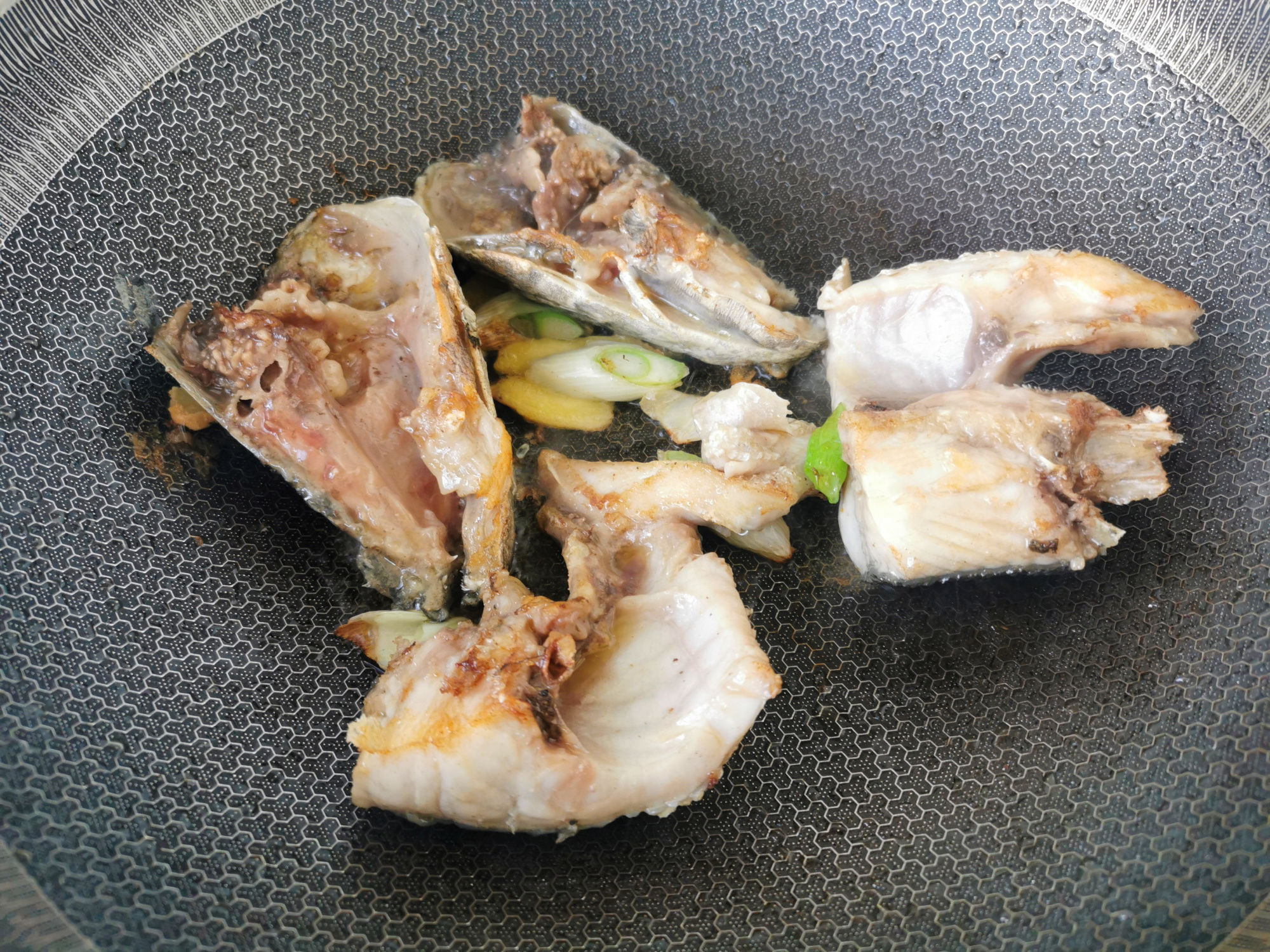 炖鱼头豆腐汤|鱼头汤很多人做错了，难怪不好喝，分享3个要点，汤汁奶白无腥味