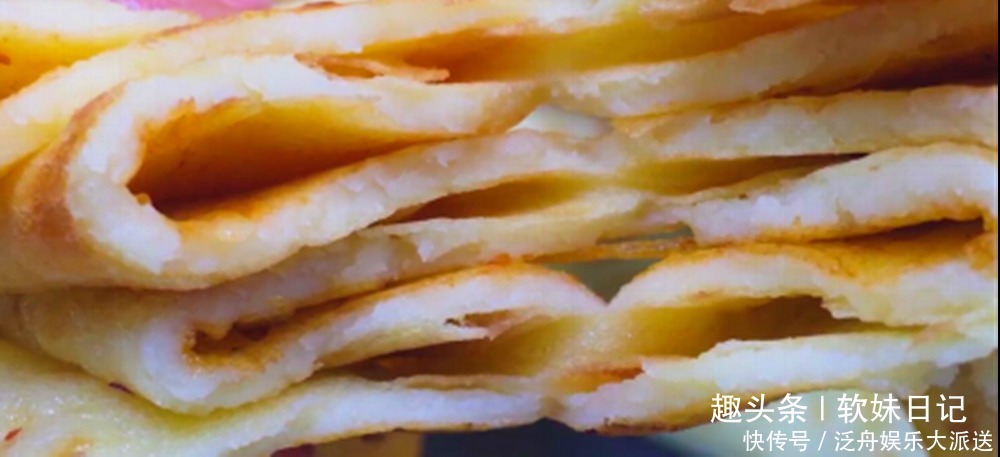  鸡蛋饼|玉米面加3个鸡蛋，不揉面不发面，柔软又筋道，一次10张不够吃