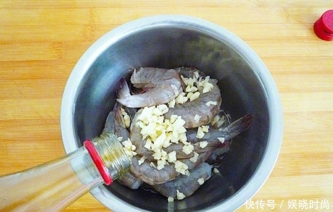 不放过|蒜蓉椒盐虾,让你连虾壳都不放过的大虾做法,还有着浓浓的蒜香