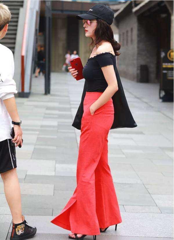 气质感 黑色大衣搭配打底裤,休闲又不失气质感,衬托出女性的优美